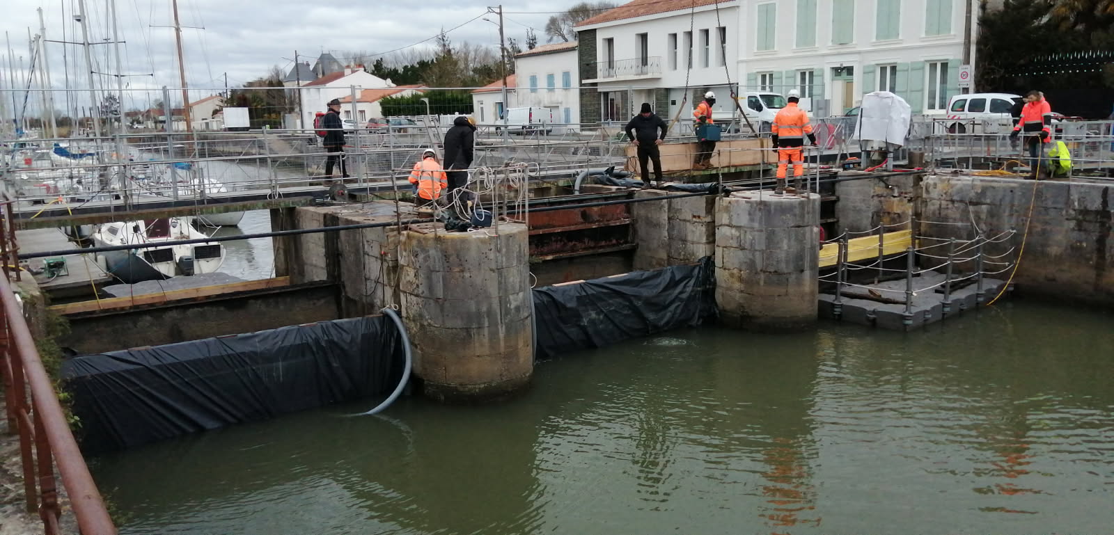 Travaux sur les barrages du Carreau d'Or et du Canal de Chasse à Marans 