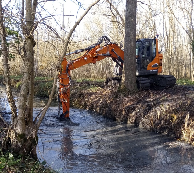 Travaux de curage à La Grève sur le Mignon