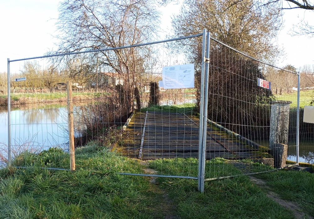 Fermeture de la passerelle sur le halage de Bazoin en amont du barrage de Bazoin-Sèvre à Damvix