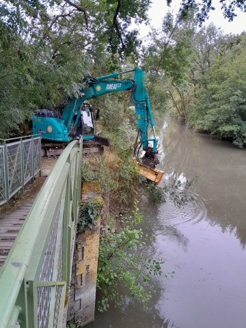 Travaux de berges pour renforcer la culée d'une passerelle à Arçais achevés